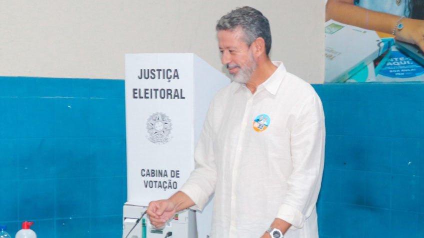 Arthur Lira vota no interior de Alagoas