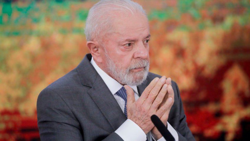 Dólar fecha cotado a R$ 5,76 e renova máxima nominal