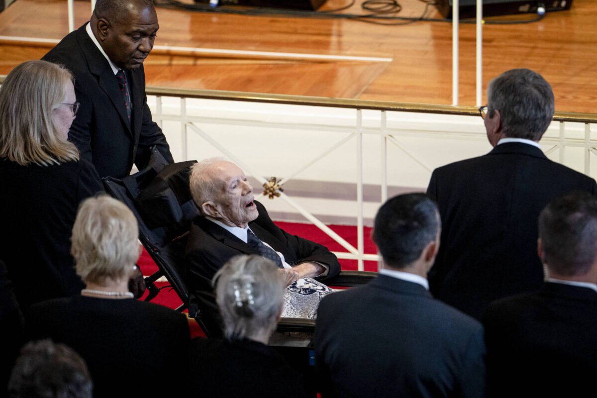 Eleições nos EUA: Jimmy Carter vota em estado decisivo -