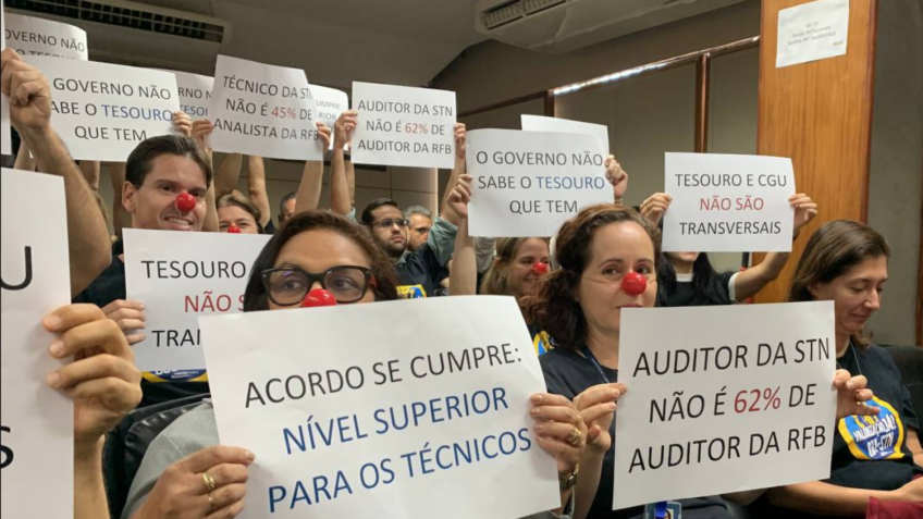 Funcionários do Tesouro protestam com nariz de palhaço