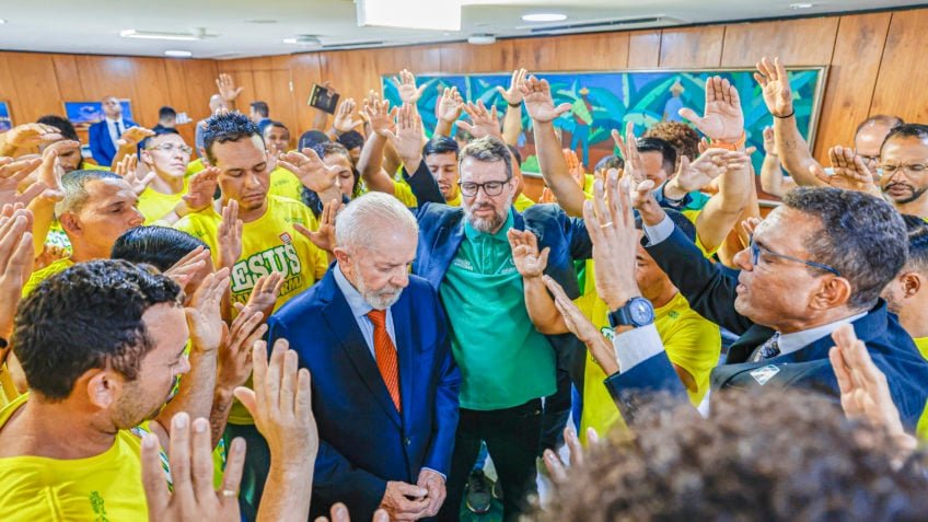 Lula recebe evangélicos, participa de cantoria e ganha benção