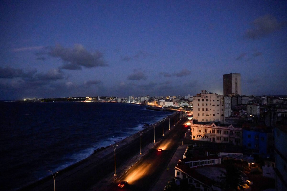 Luz volta para metade da população de Havana, diz empresa