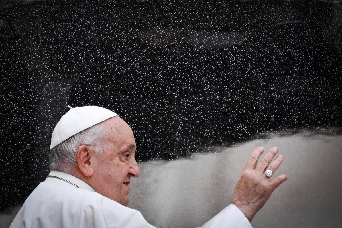 Mundo vê 'sucessivas guerras' com cumplicidade, diz papa - 24/10/2024