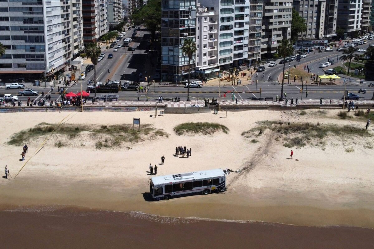 Ônibus perde a direção e invade praia no Uruguai -