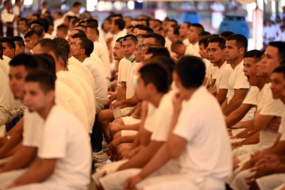 Os prisioneiros de Nayib Bukele - 08/10/2024 - Latinoamérica21