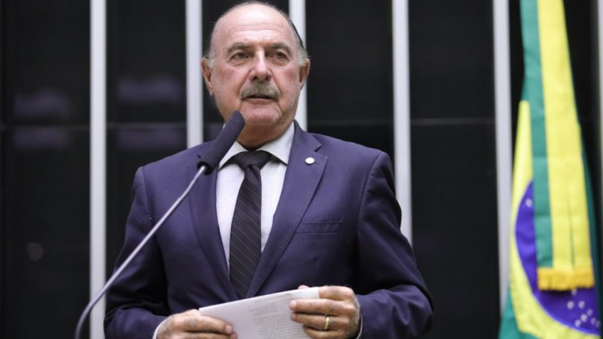 PL propõe proibir linguagem neutra em execução do Hino do