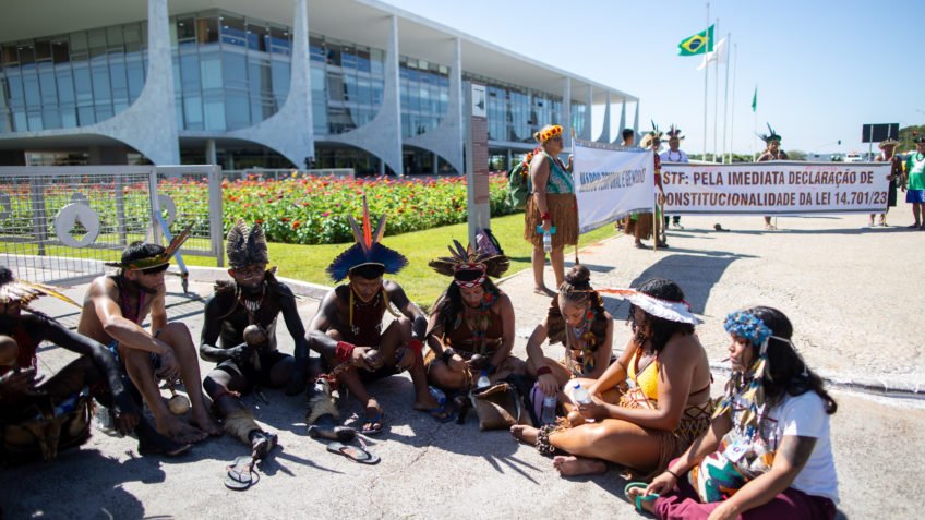 Projeto determina que Constituição seja traduzida para línguas indígenas