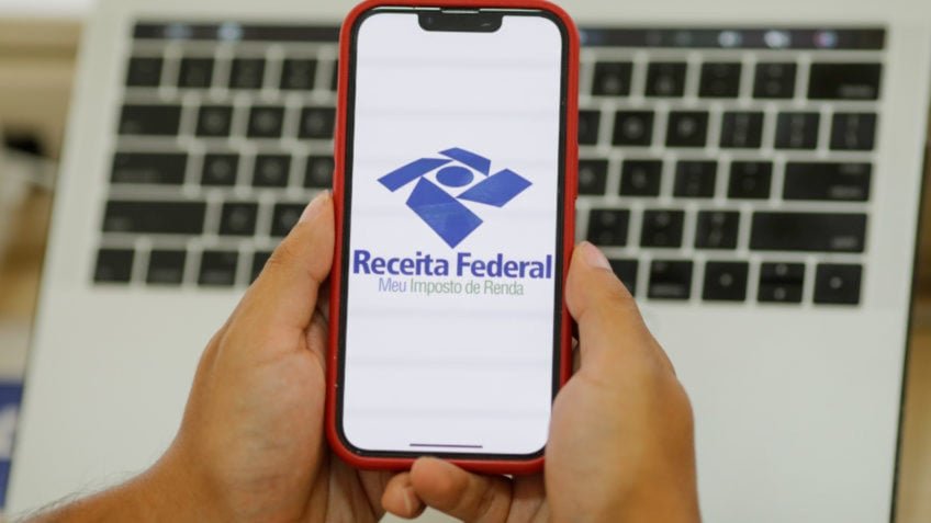 Receita paga R$ 700 milhões em restituições do IR 2024