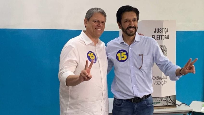 Ricardo Nunes (MDB) vota em SP ao lado de Tarcísio