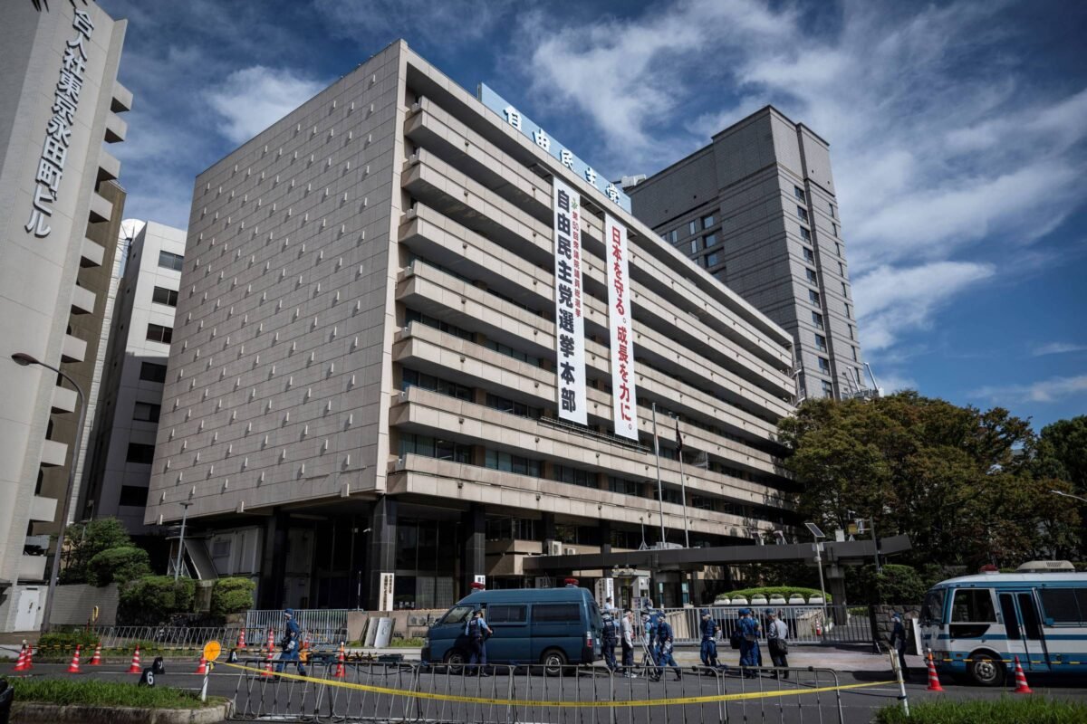 Tóquio: Homem lança coquetéis molotov em sede de partido -