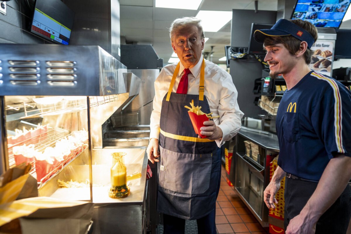 Vídeo: Trump se veste de funcionário do McDonald's - 20/10/2024