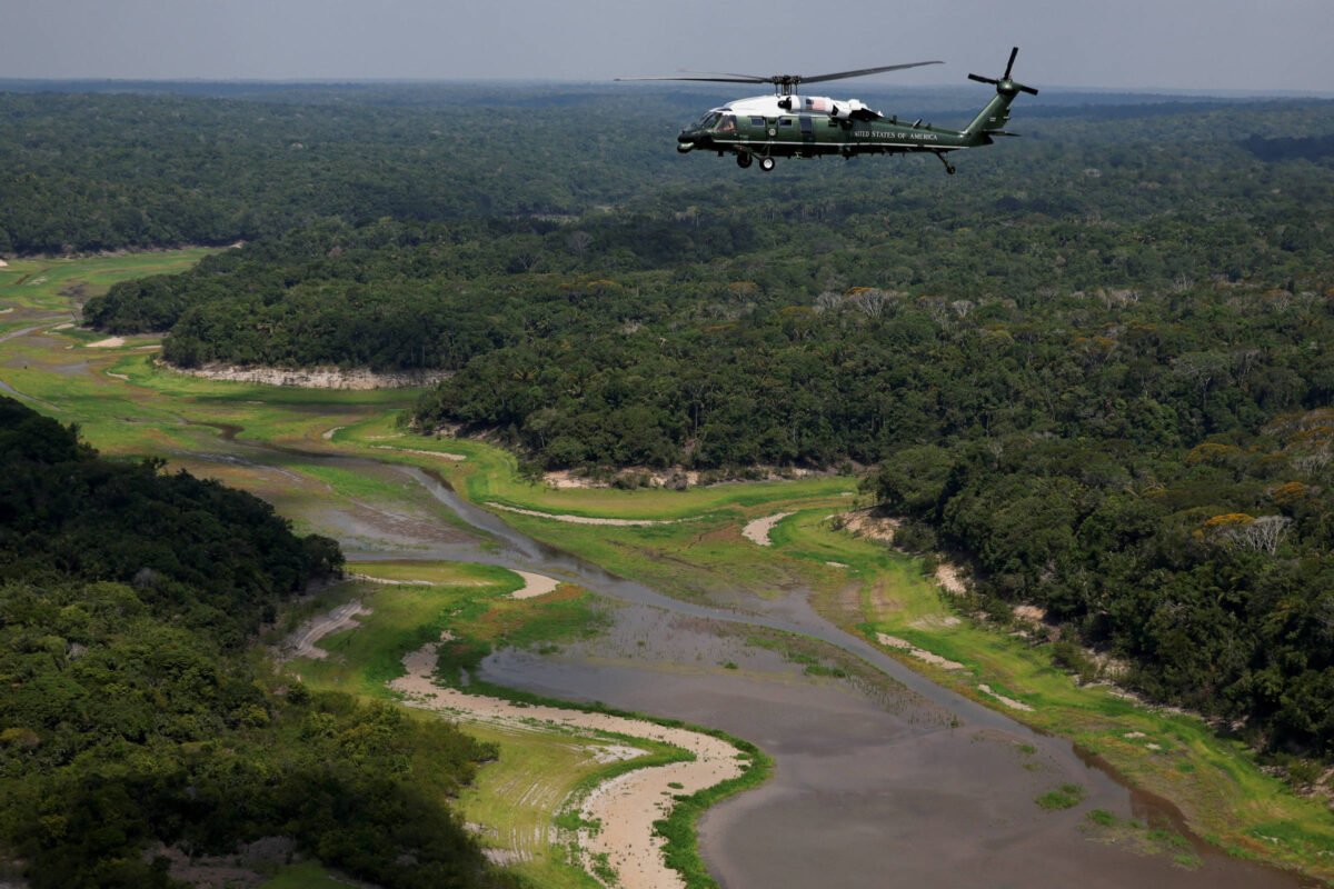 Em sobrevoo, Biden vê efeitos da seca extrema na amazônia
