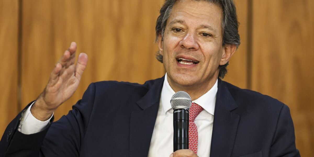 Haddad anuncia isenção de IR para quem ganha até R$