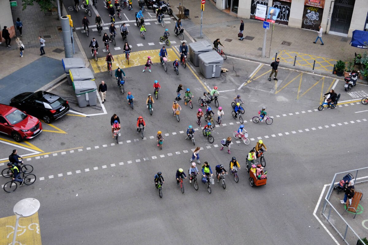 Vídeo: Alemanha adota 'ônibus de bicicletas' para crianças - 26/11/2024