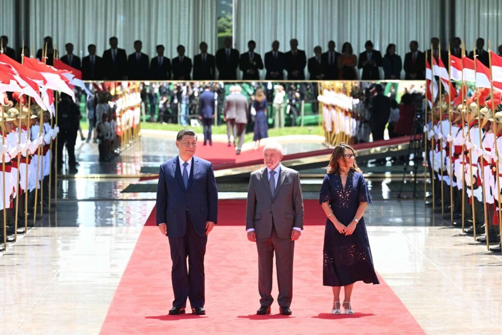 Xi Jinping é recebido por Lula no Palácio da Alvorada