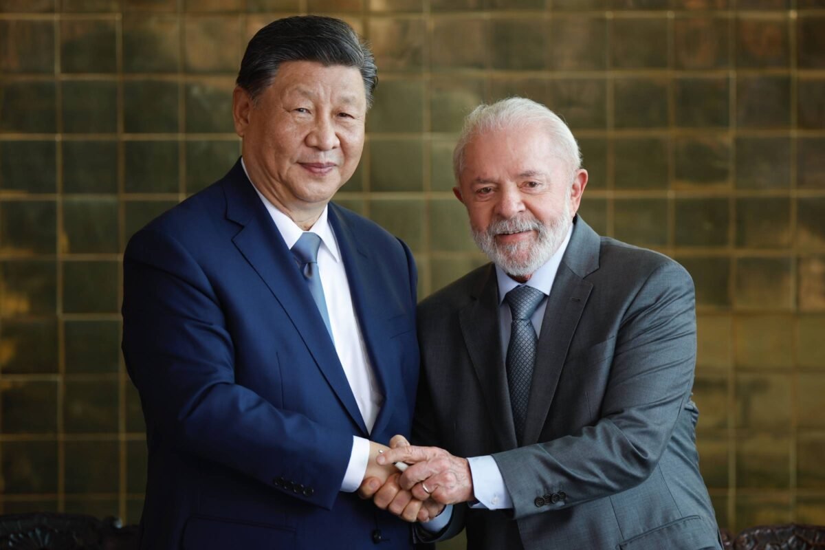 Xi dá pedaço da Lua a Lula em jantar no