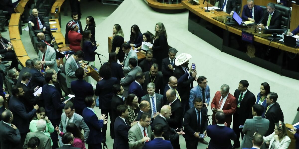 Câmara responde a Dino e diz que líderes cumpriram lei