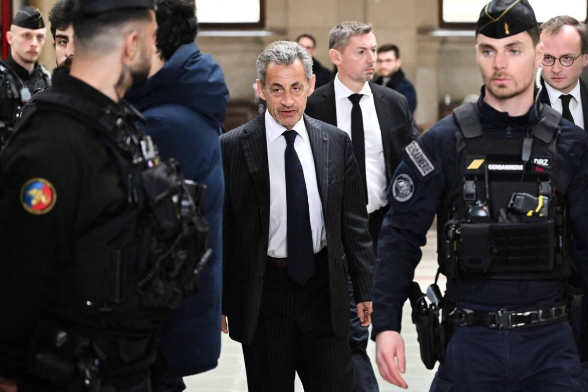 França: Sarkozy terá de usar tornozeleira eletrônica - 18/12/2024 -
