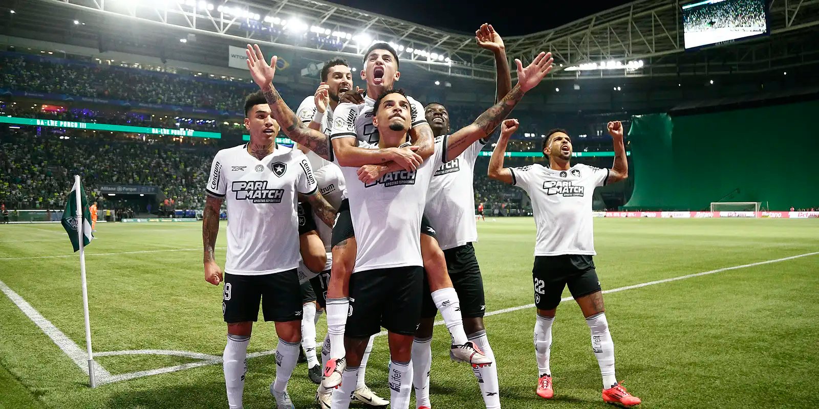 Libertadores: festa botafoguense toma conta da Praia de Botafogo