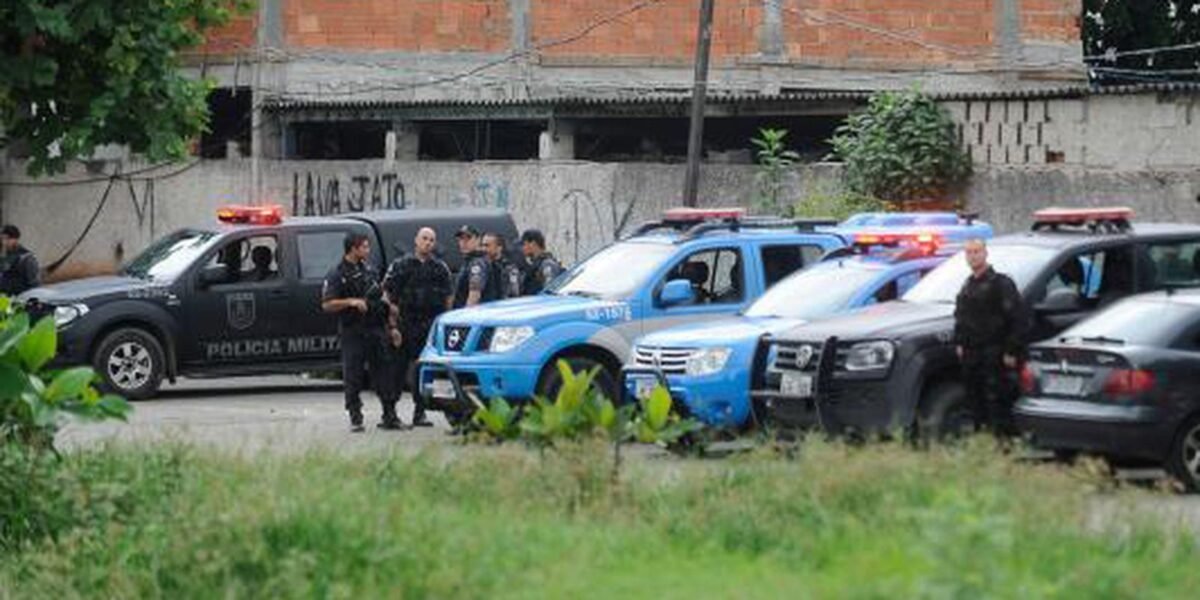 Operação policial na Maré causa fechamento de vias expressas no