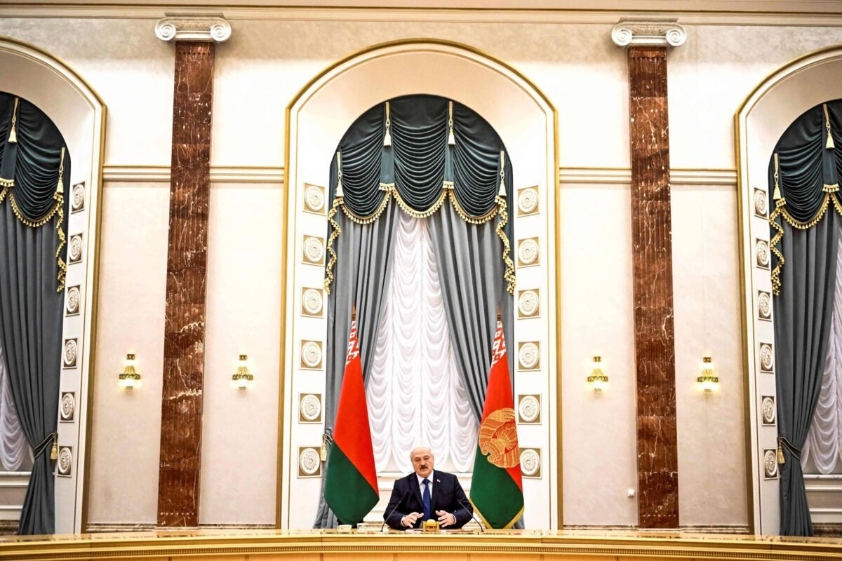Belarus: Poder de Lukachenko segue com eleição de fachada -