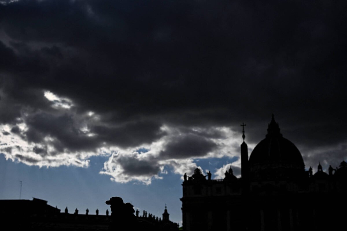 Contas do Vaticano no vermelho preocupam papa Francisco no hospital