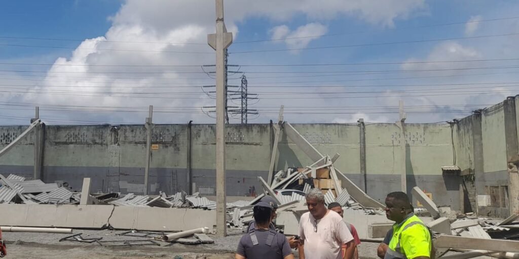 Desabamento de galpão deixa quatro feridos em Santos