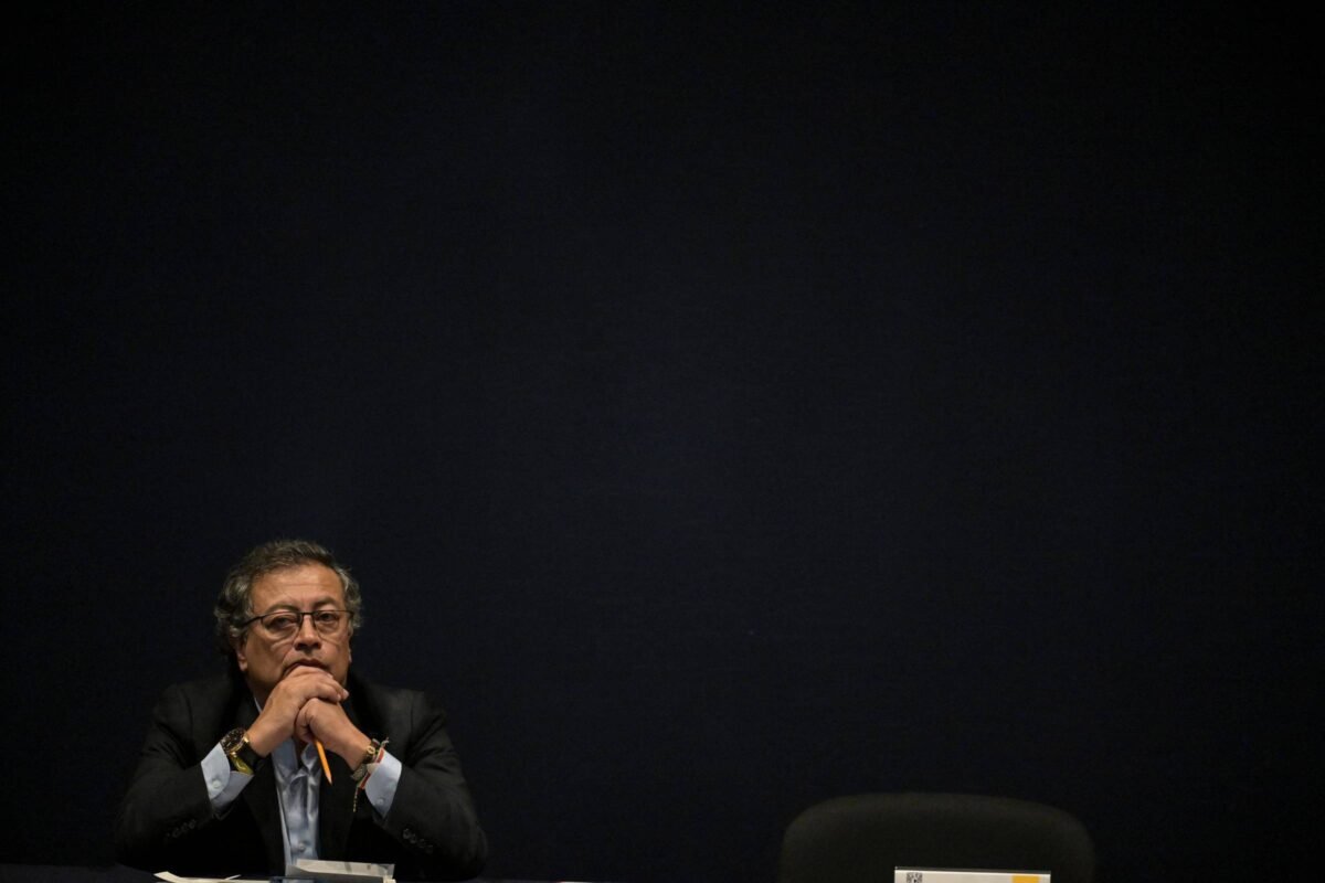 Em crise, Petro demite seus ministros na Colômbia - 09/02/2025