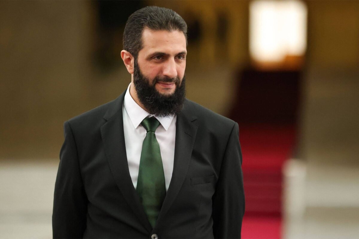 Síria: Presidente interino transita da farda ao terno - 04/02/2025