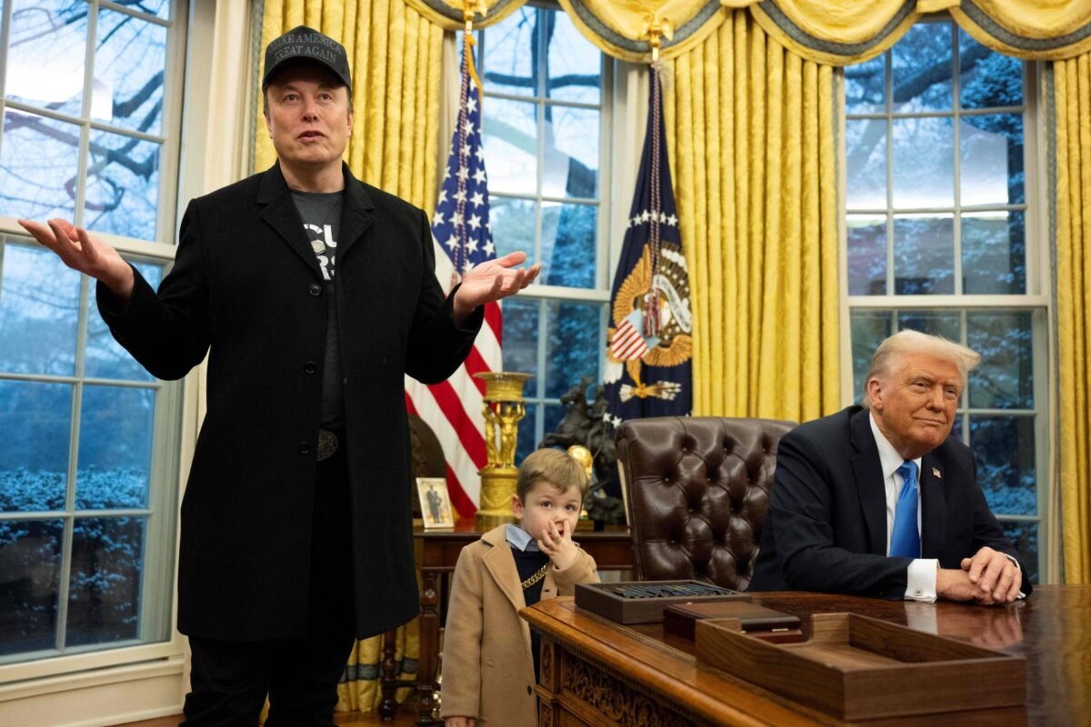 Trump assina decreto preparando demissão em massa - 11/02/2025 -
