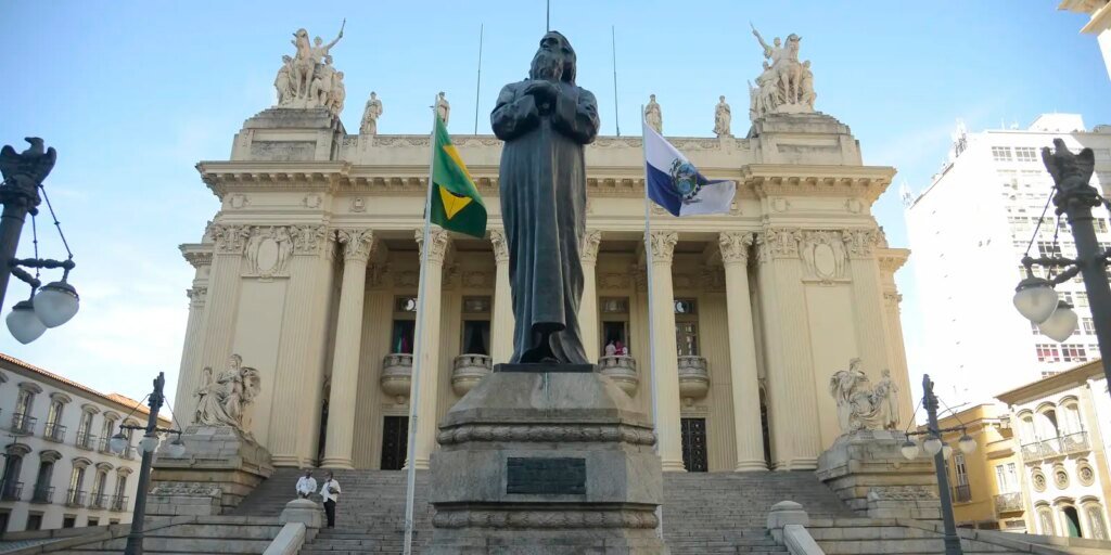 Alerj celebra 50 anos com visita teatralizada no Palácio Tiradentes