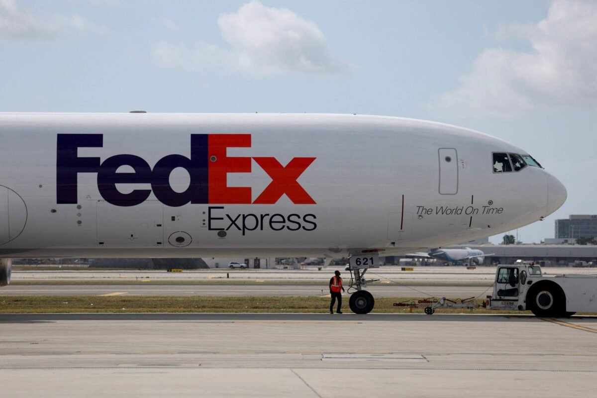 Avião faz pouso de emergência nos EUA com motor em