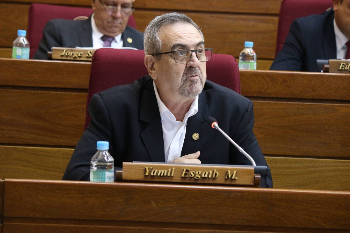 Deputado paraguaio zomba de Luighi, vítima de ato racista -