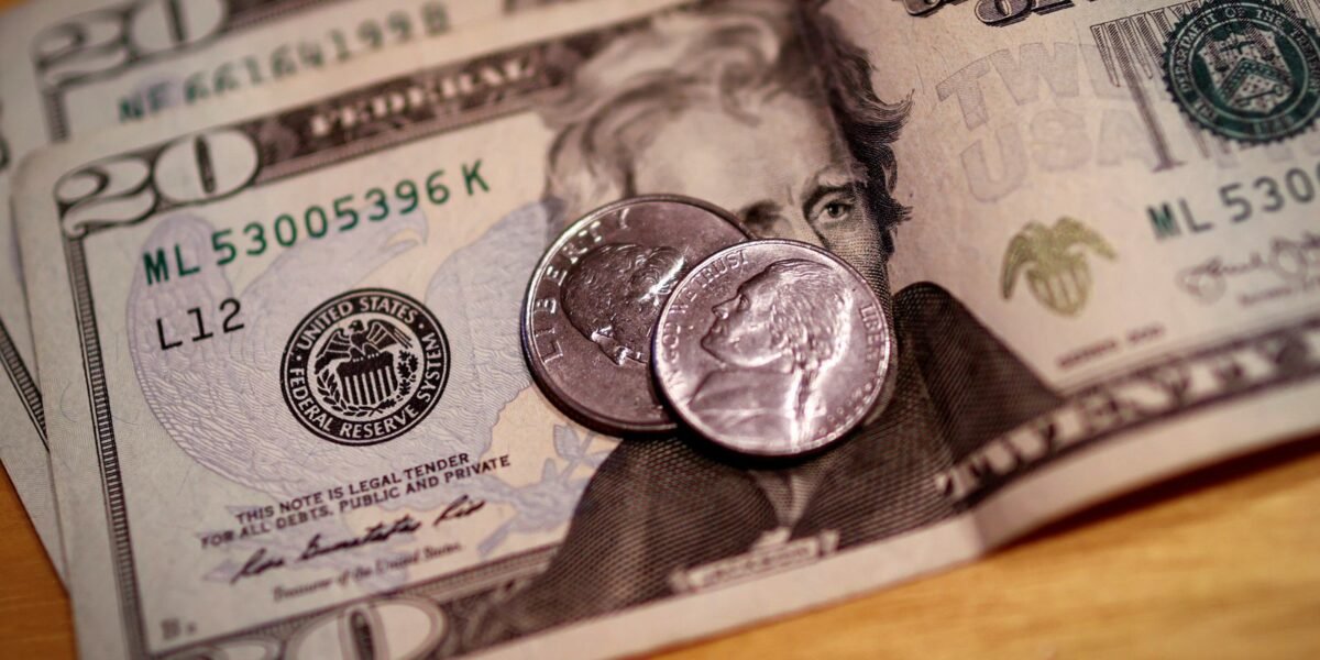 Dólar cai para R$ 5,68 e fecha no menor valor