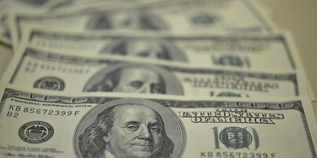 Dólar sobe para R$ 5,75 com tarifas de Trump e