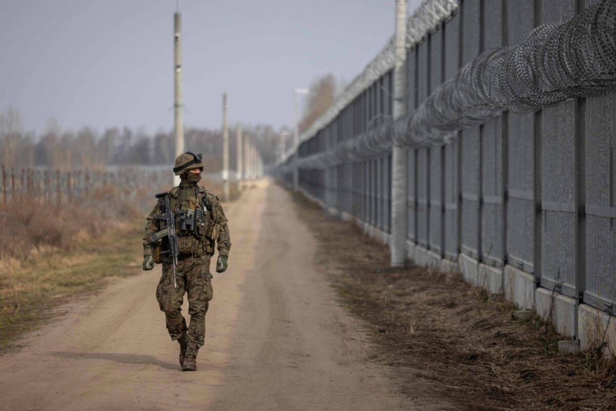 Imigrantes arriscam a vida em rota por floresta europeia -