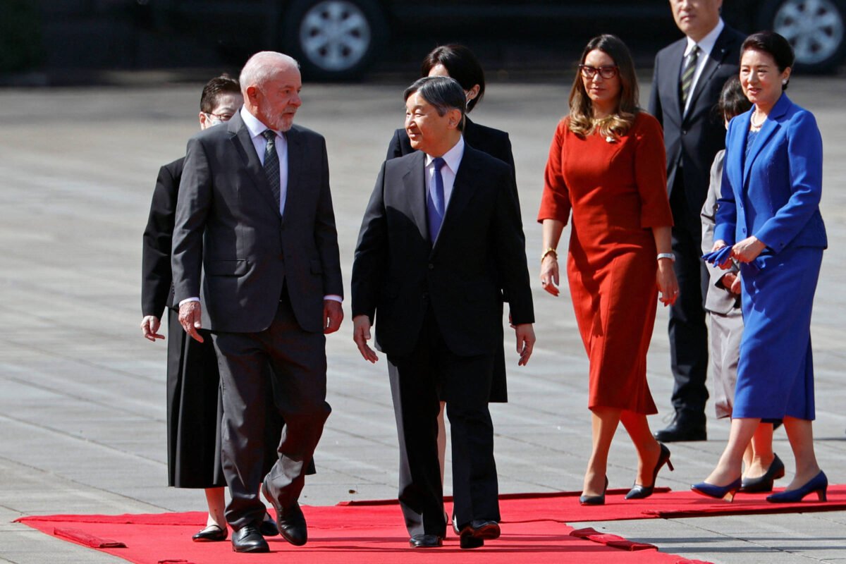Imperador do Japão arrisca português ao receber Lula - 25/03/2025