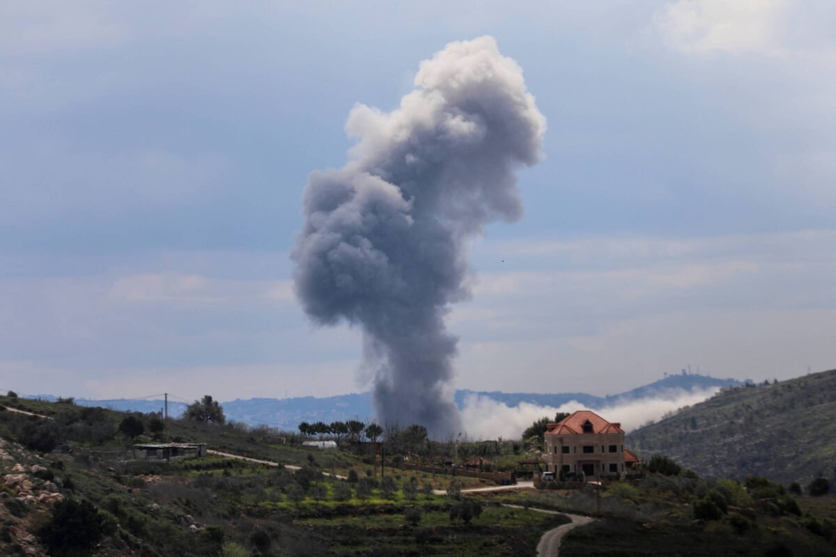 Israel ataca Hezbollah no Líbano em resposta a foguetes -