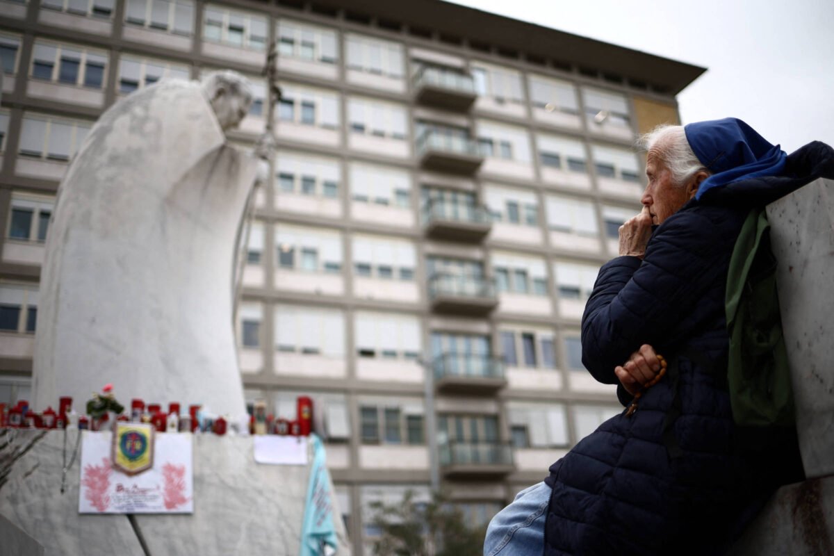 Papa Francisco terá alta neste domingo, dizem médicos - 22/03/2025