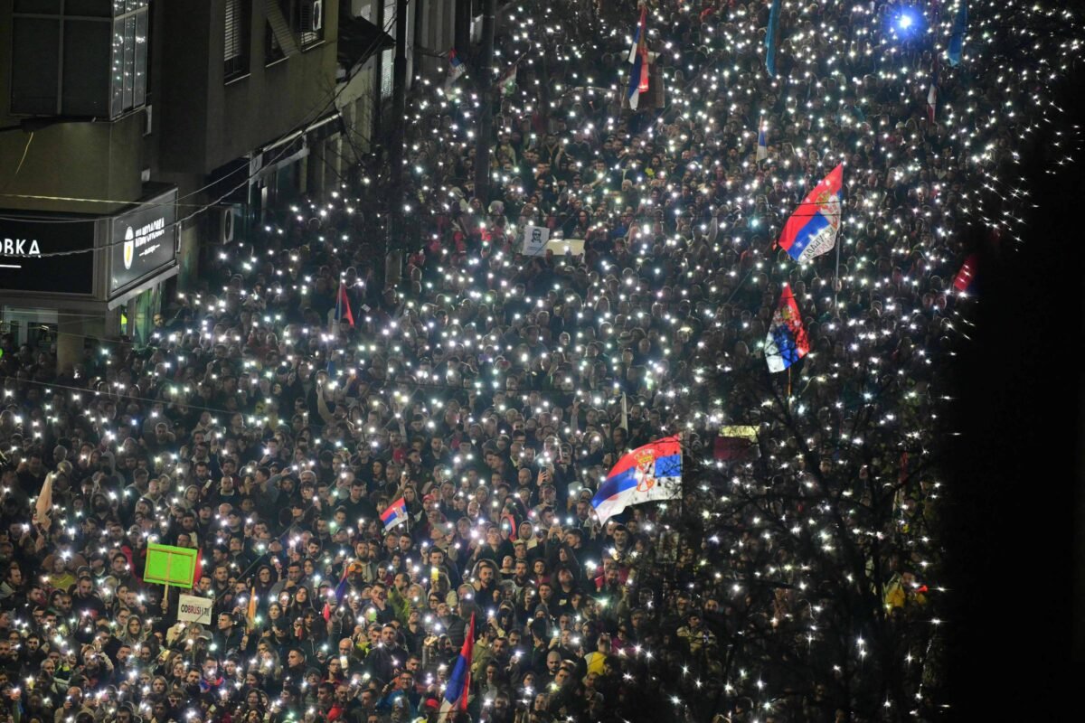 Sérvia: Multidão protesta contra corrupção - 16/03/2025 - Mundo