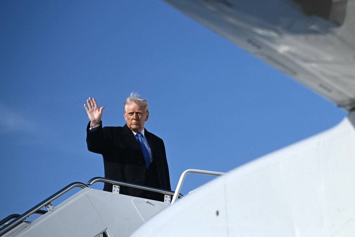 Trump desmantela órgão que fiscaliza repressão a migrantes - 21/03/2025