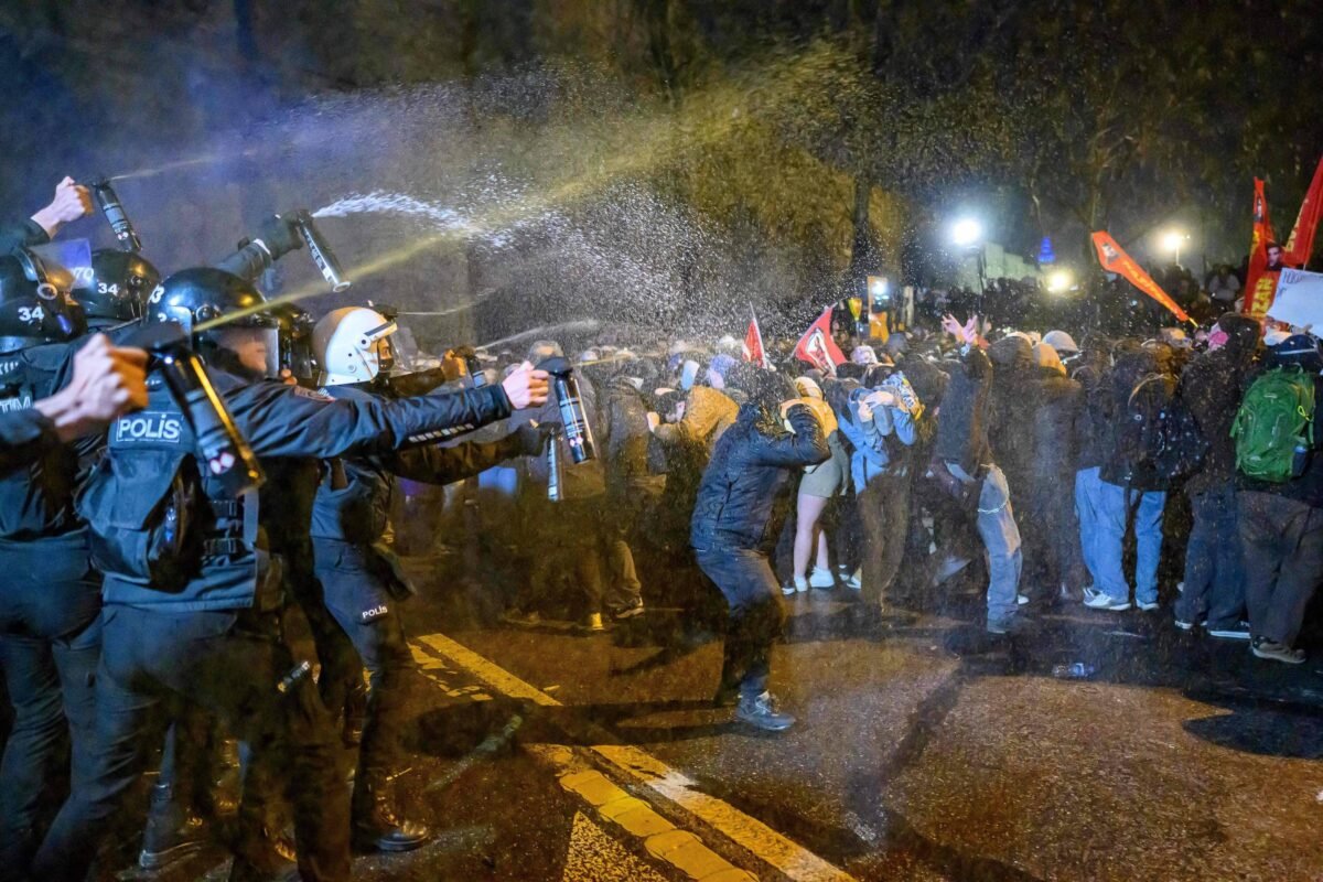 Turquia detém 343 por protestos contra prisão do prefeito -