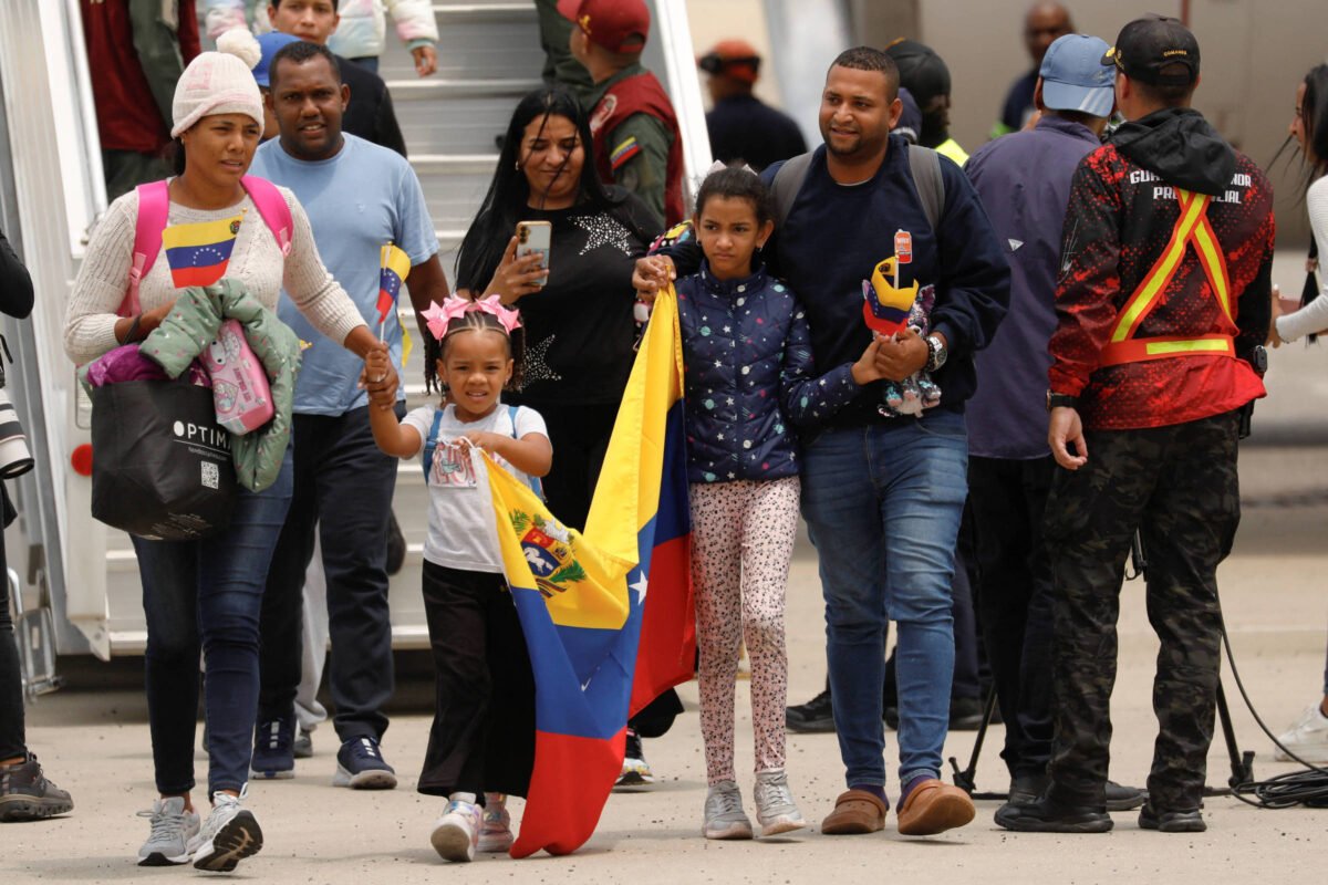 Voo com 311 venezuelanos vindos do México chega a Caracas