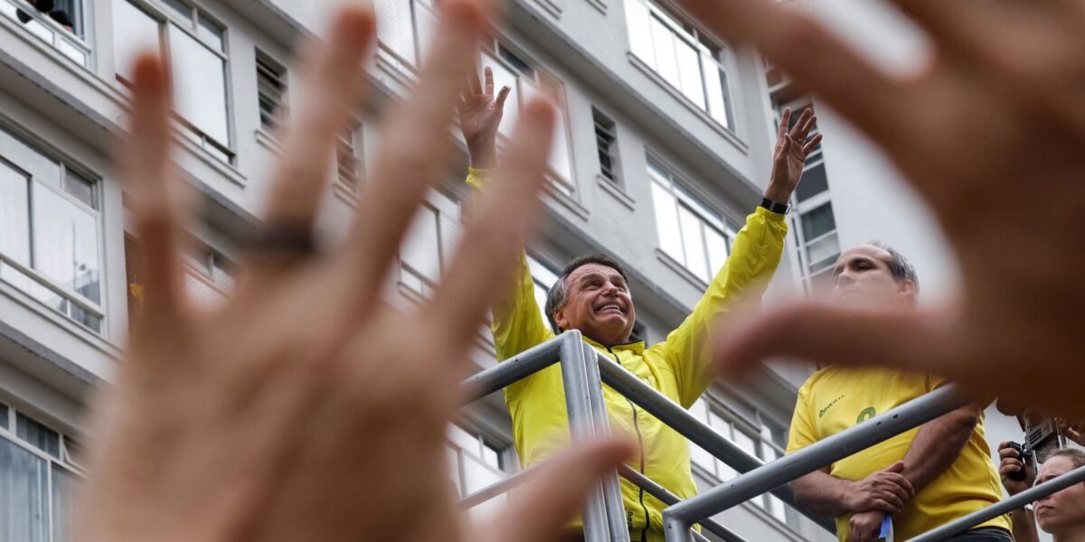 Bolsonaro nega tentativa de golpe e diz esperar por "ajuda