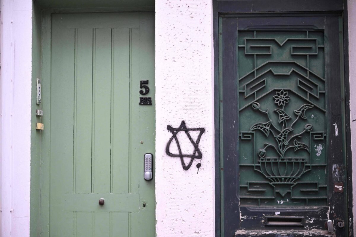 Brasil teve 5 denúncias de antissemitismo por dia em 2024