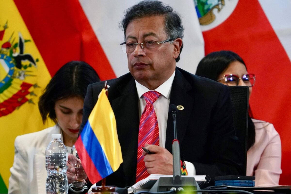 Colômbia suspende ofensiva contra dissidência das Farc - 18/04/2025 -
