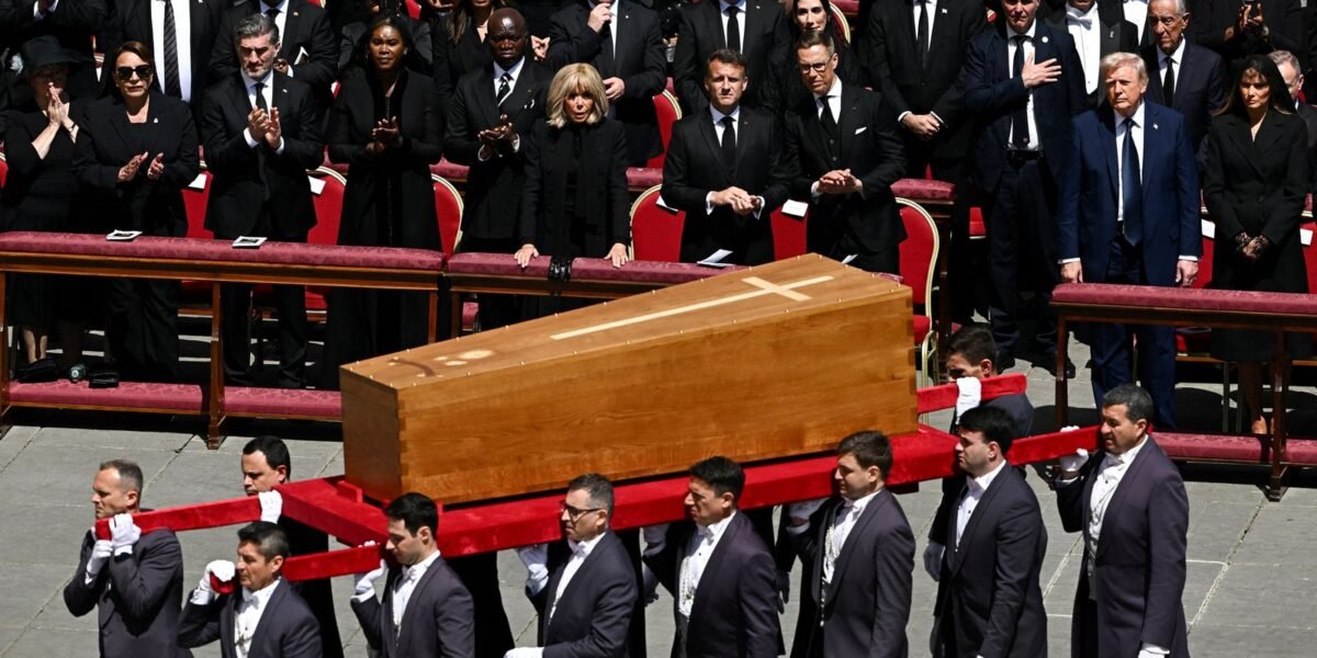 Corpo de papa Francisco é sepultado na Basílica de Santa