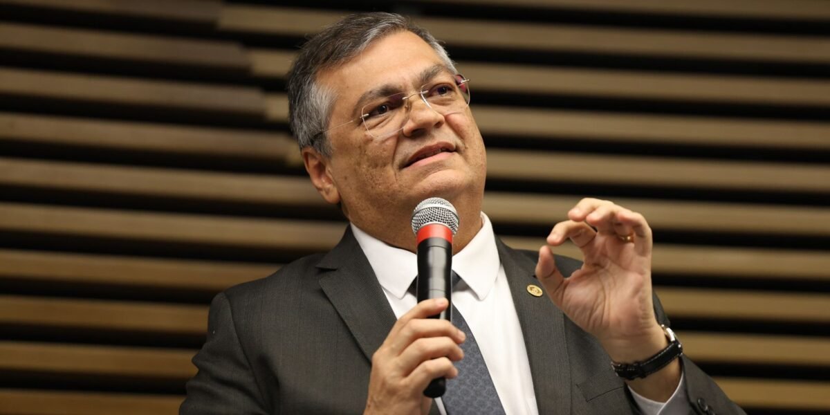 Dino dá 48 horas para líder do PL explicar acordo