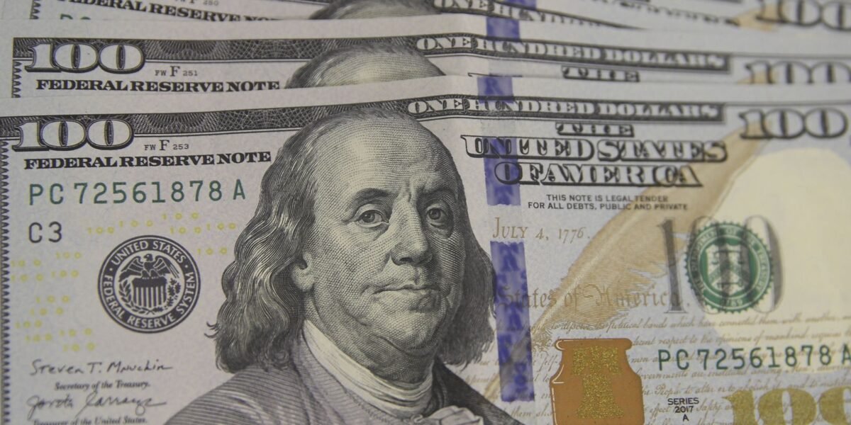 Dólar cai pela sexta vez seguida e fecha em R$