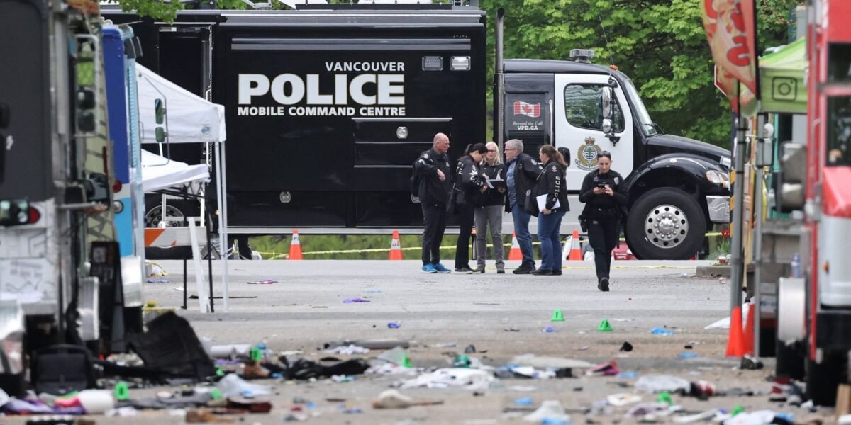 Homem joga carro contra dezenas de pessoas no Canadá; 11